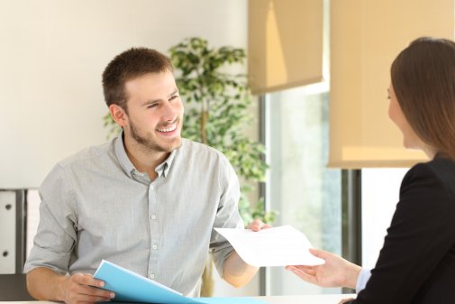 Onderwijsprofessional in gesprek met coach