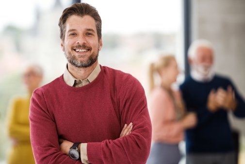 Middenmanager met collega's in het voortgezet onderwijs