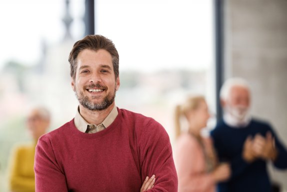 Middenmanager met collega's in het voortgezet onderwijs