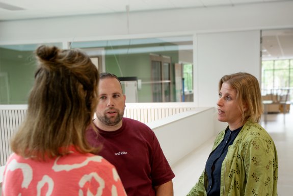 Schoolleider in gesprek met collega's